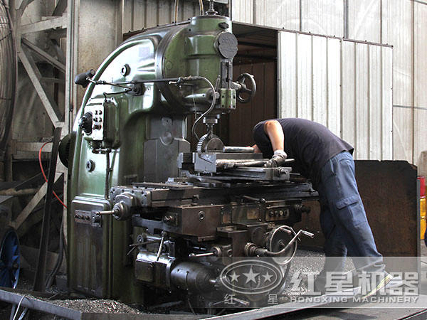 安博(中国)车间师傅在效验设备