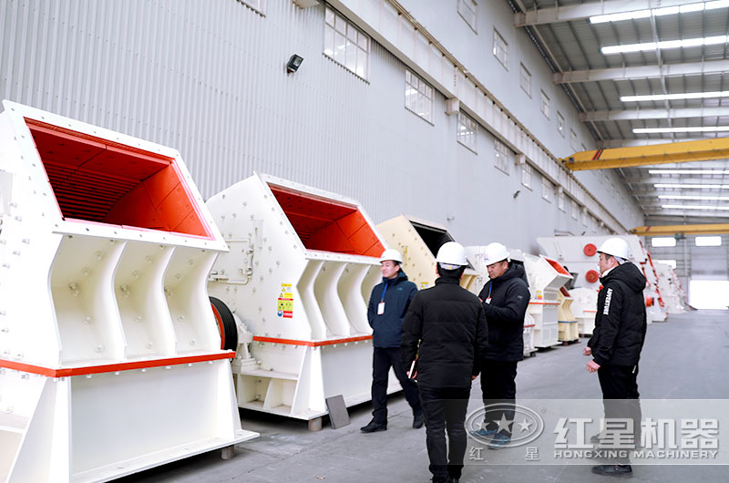 红星客户参观1610重锤式碎石机 红星客户参观1610重锤式碎石机