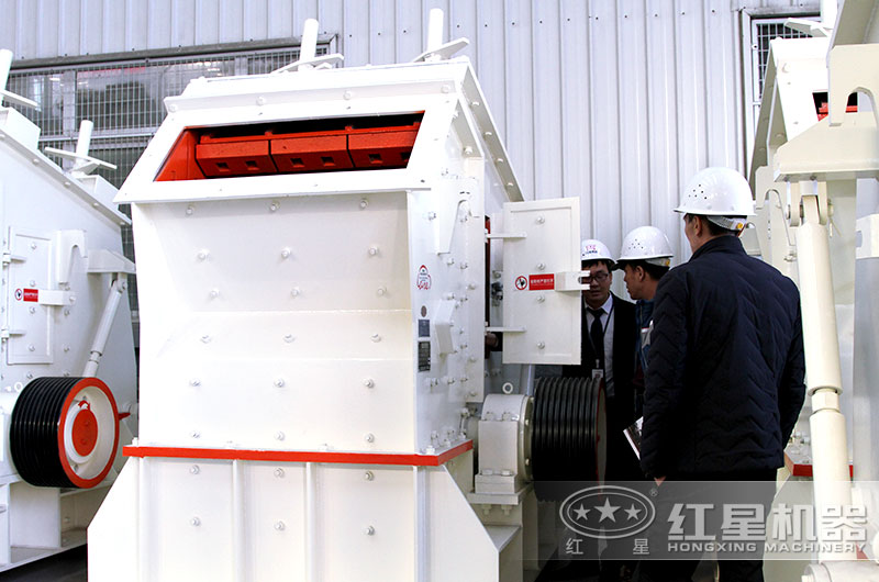 红星客户到厂参观考察煤矸石粉碎机 红星客户到厂参观考察煤矸石粉碎机