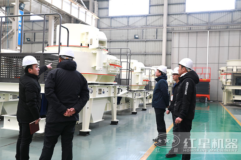 客户来厂参观大型破碎机 客户来厂参观大型破碎机