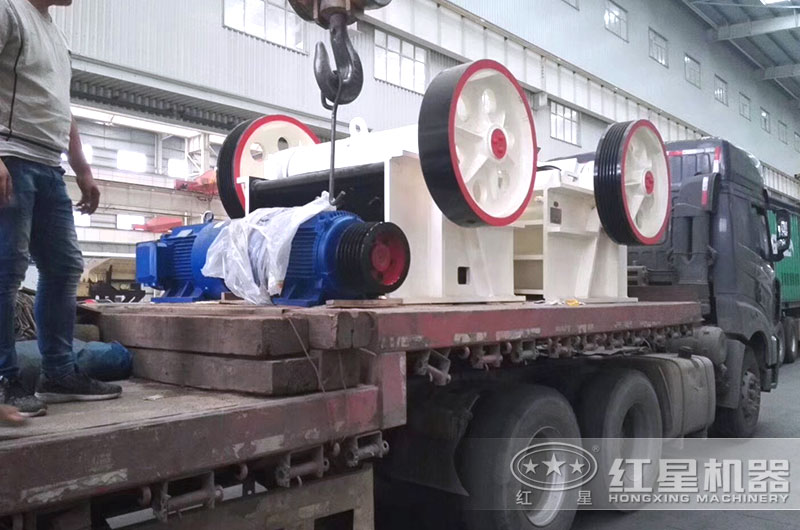 小型破碎机装货中 小型破碎机装货中